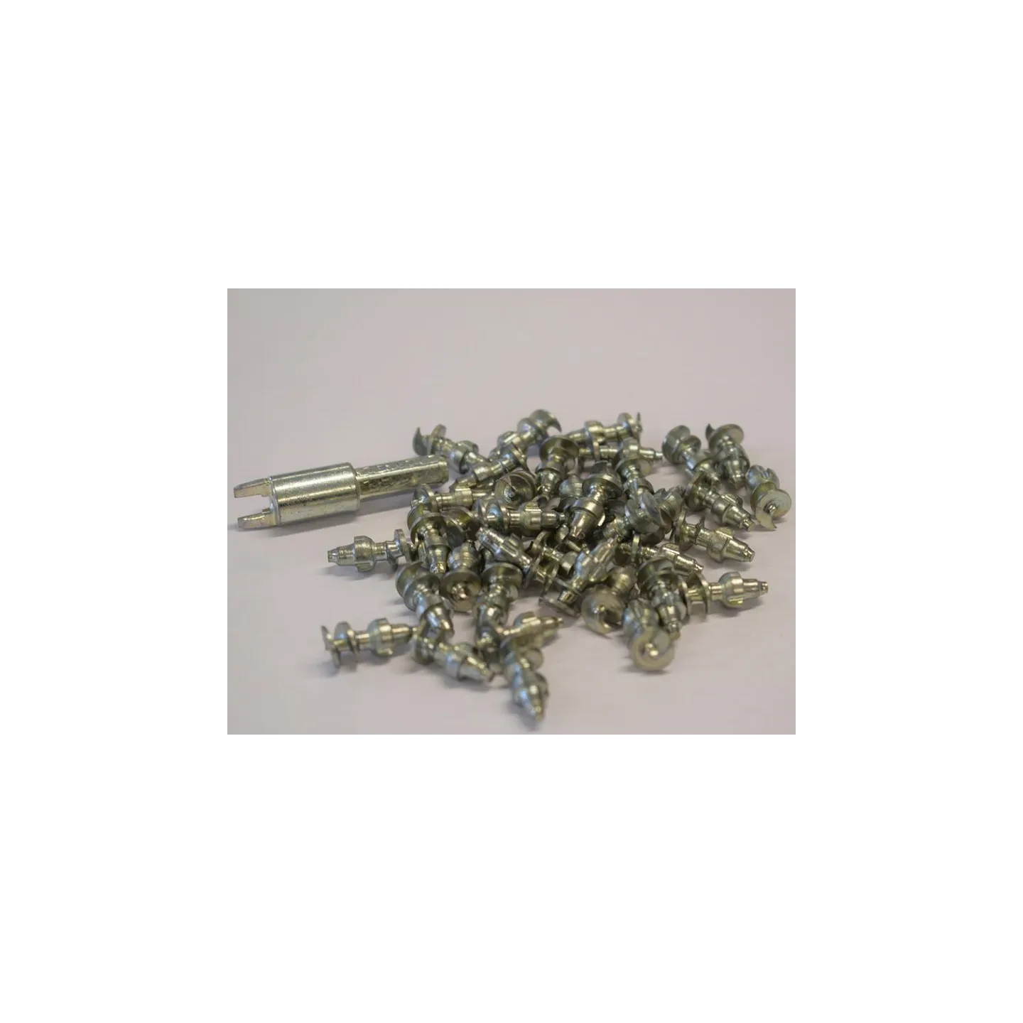 Kit 40 Spikes 6mm + clé de montage pour robot tondeuse  